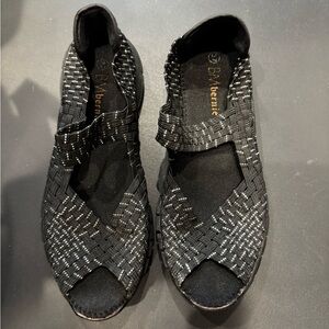 bernie mev. Women's Black and Gray Woven Flats